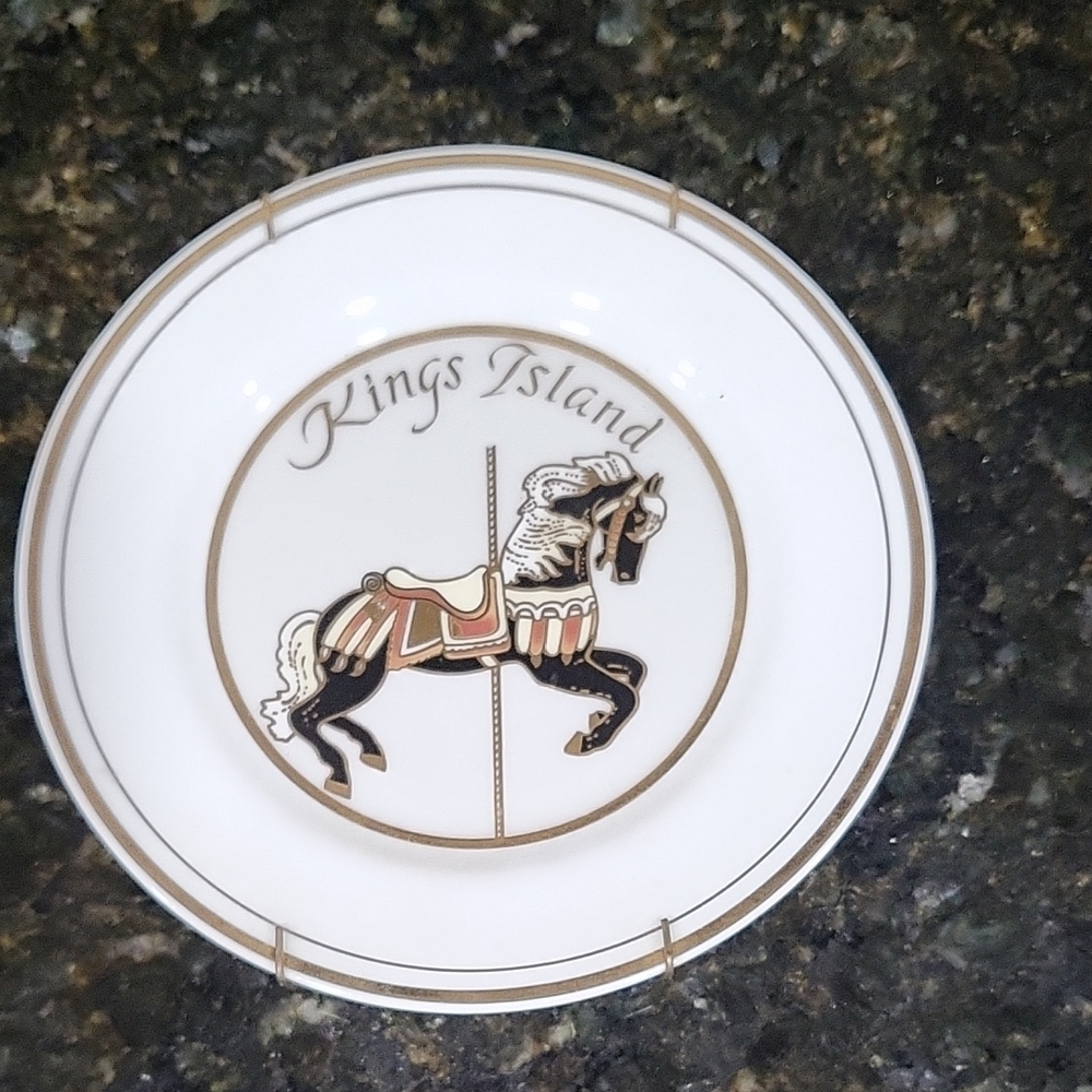 Vintage souvenir plate from Kings Island amusement park.